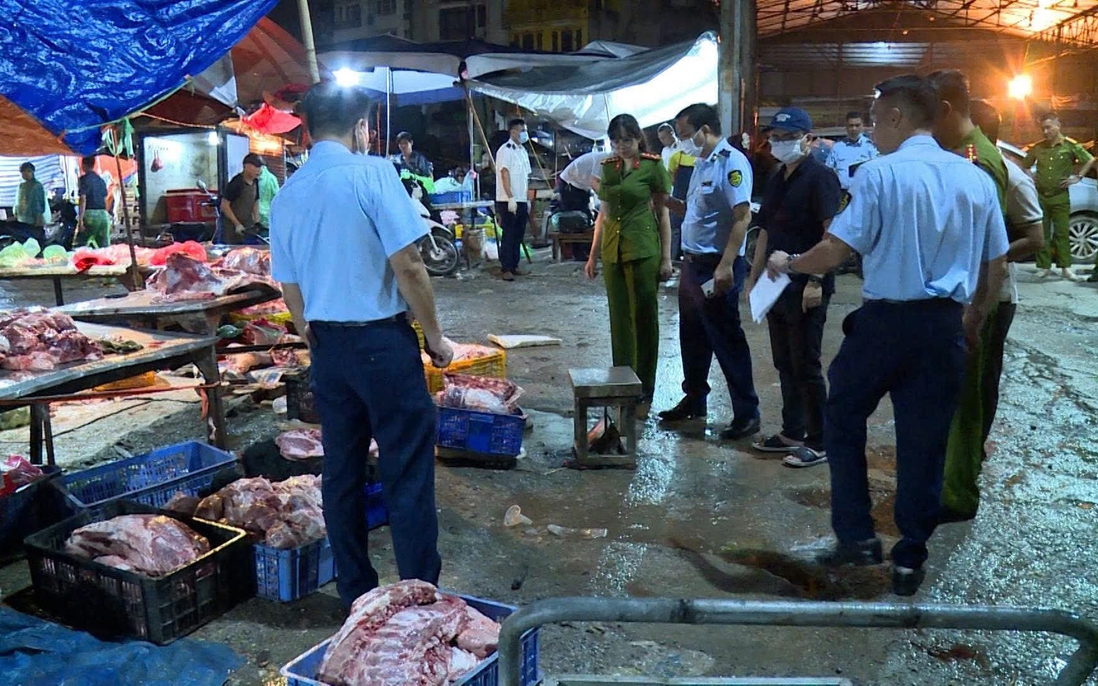 Tạm giữ hình sự 4 đối tượng tuồn hàng tấn thịt lợn dịch bệnh ra thị trường tại Hà Nội
