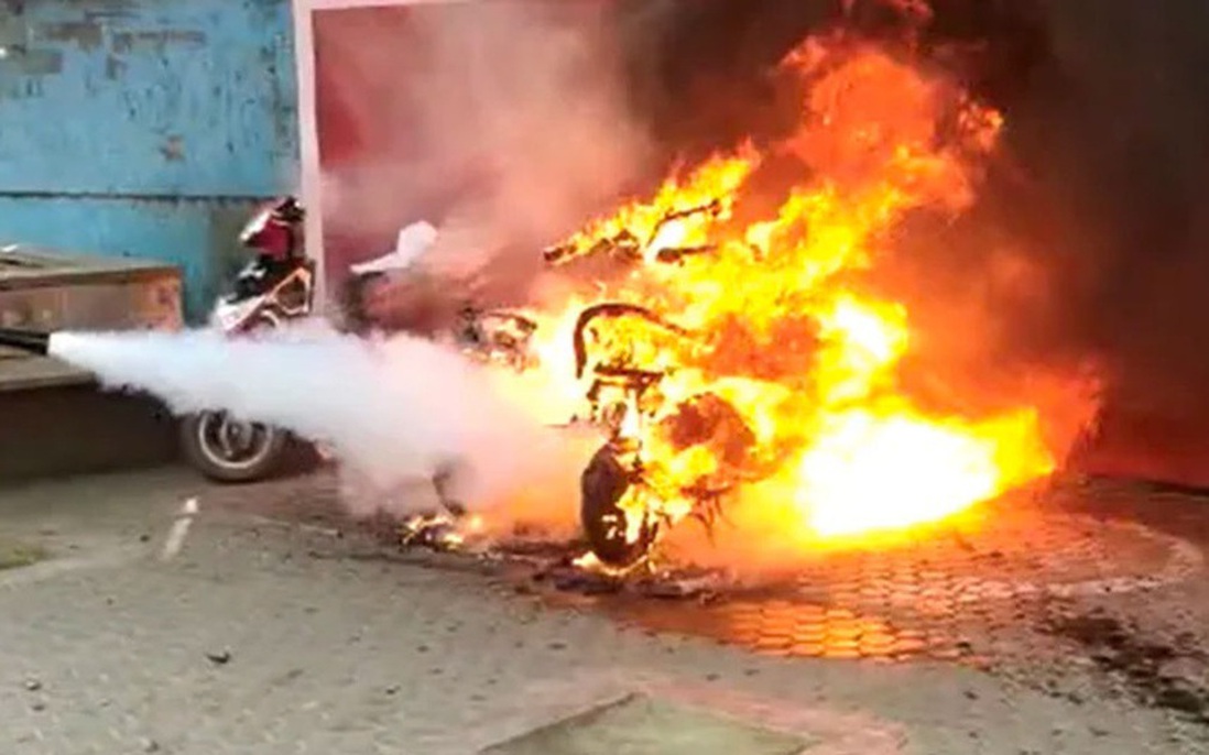 Xe máy phát nổ khi vợ đang đi, công an tạm giữ chồng