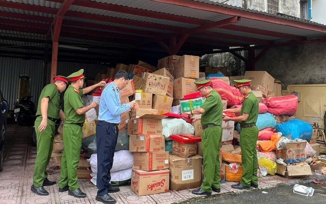 Hà Nội: 50 hộ tại La Phù tự nguyện nộp 25 tấn bánh kẹo, thực phẩm kém chất lượng
