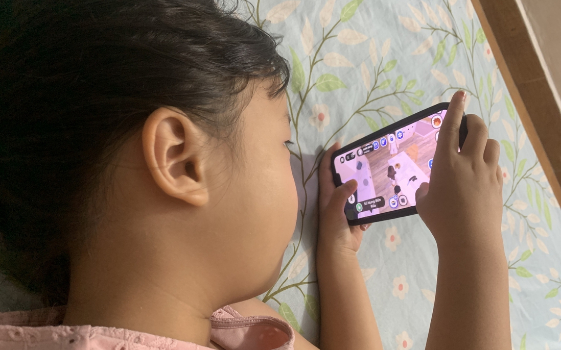 Mẹ bất lực nhìn con "nghiện game" từ tuổi mẫu giáo