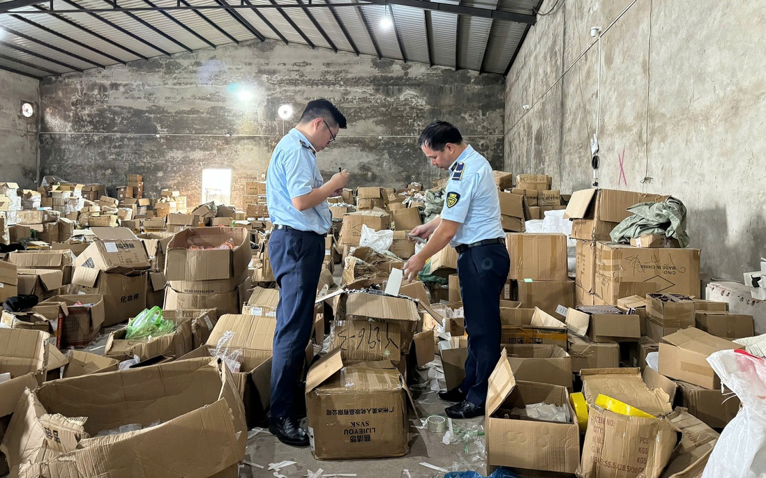 Phát hiện kho hàng "khủng" nhập lậu từ Trung Quốc, liên kết với nhiều tài khoản TikTok