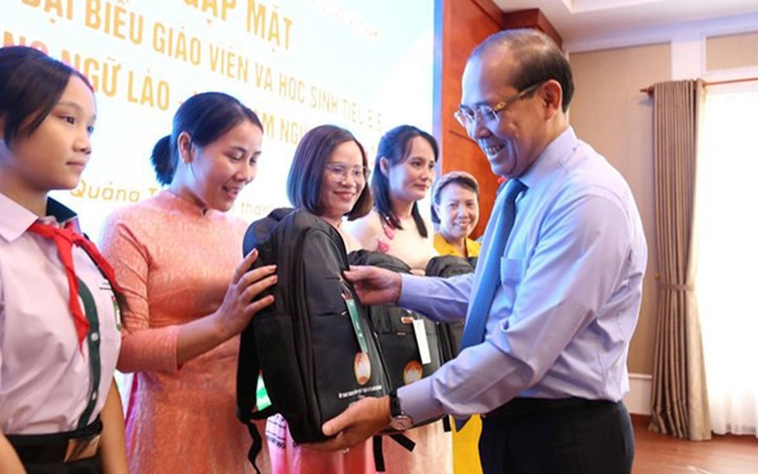 Gặp mặt Đoàn đại biểu giáo viên và học sinh tiêu biểu Trường song ngữ Lào - Việt Nam Nguyễn Du