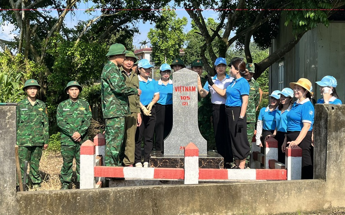 Phụ nữ cùng Bộ đội biên phòng chung tay làm đẹp đường biên cột mốc