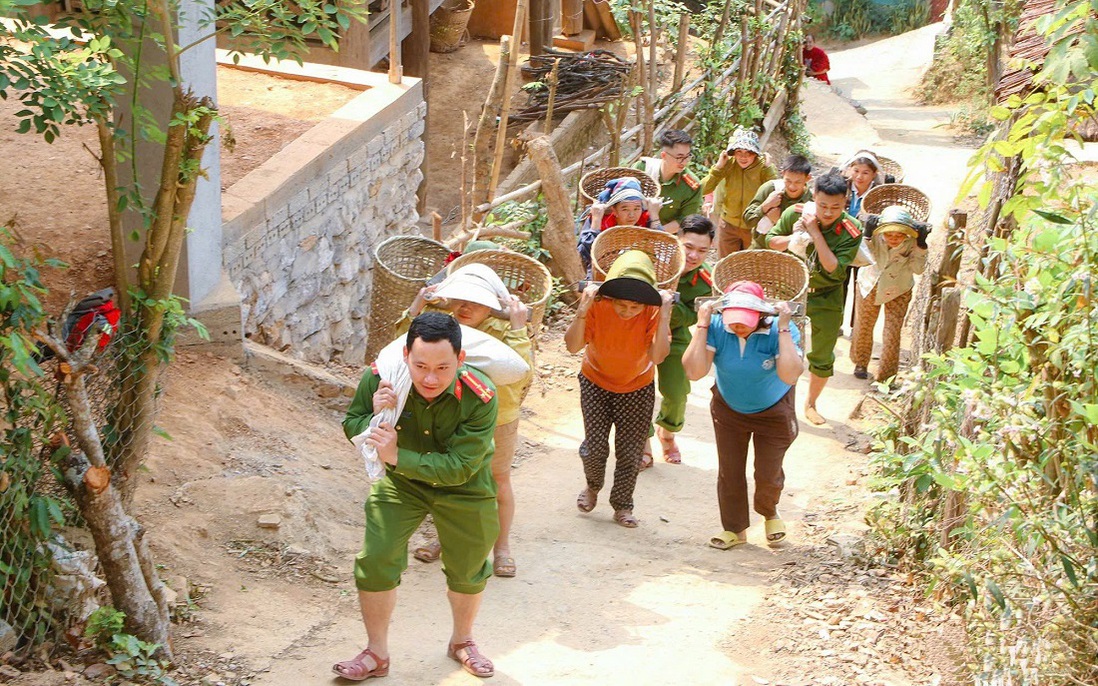 "Cõng" vật liệu lên núi xây nhà cho người nghèo