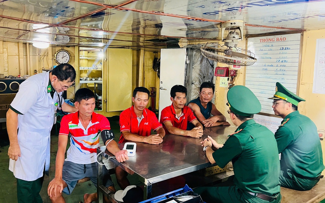 Bộ đội biên phòng Đà Nẵng bàn giao 4 ngư dân gặp nạn trên biển cho gia đình