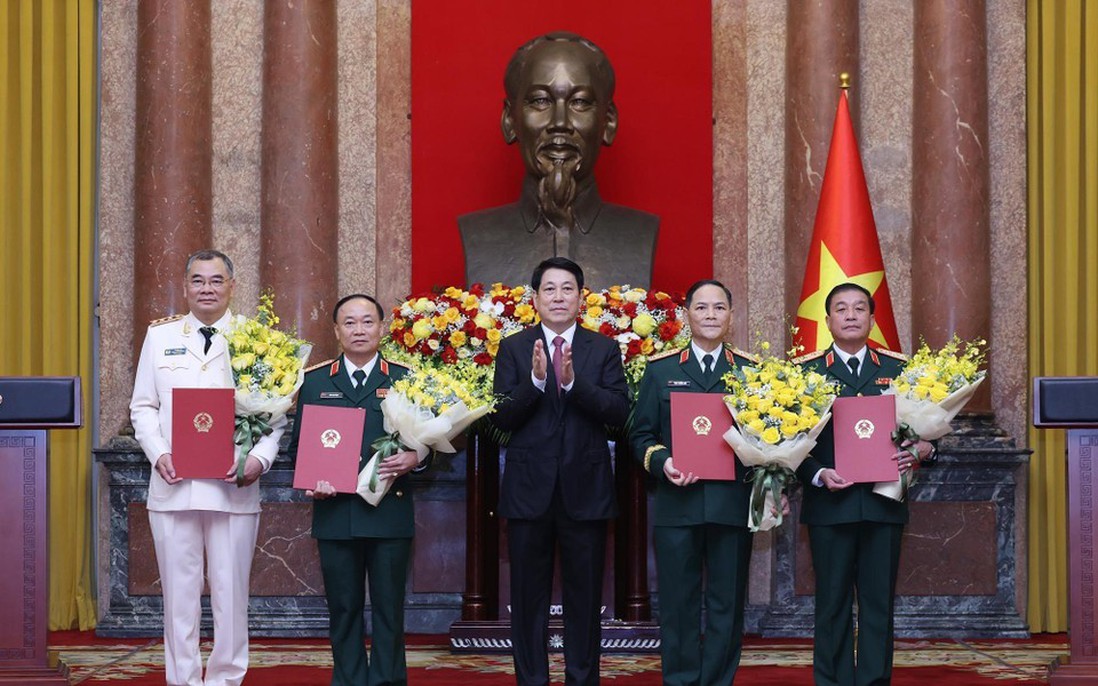 Chủ tịch nước trao quyết định thăng quân hàm cho sỹ quan Quân đội và Công an