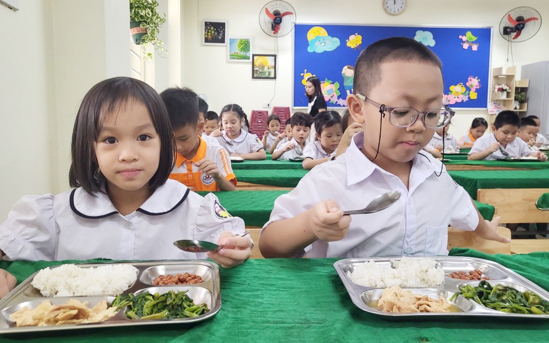 Hà Nội hỗ trợ bữa ăn bán trú cho học sinh tiểu học: Niềm vui xen lẫn nỗi lo