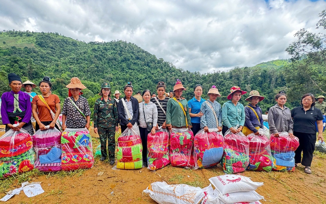 Hội LHPN Điện Biên thăm hỏi, tặng quà hội viên xã Phình Giàng bị thiệt hại nặng do mưa lũ