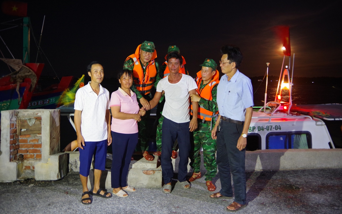 Bộ đội Biên phòng Ninh Bình bàn giao ngư dân gặp nạn trên biển về với gia đình