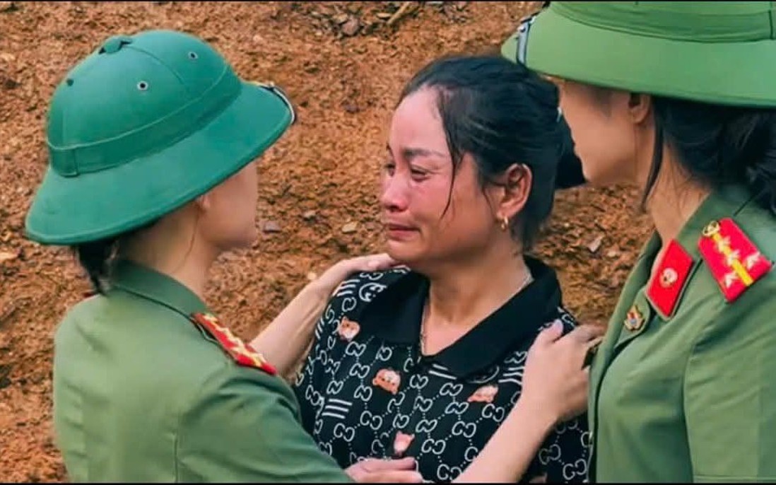 Phụ nữ Công an tỉnh Nghệ An trao tặng hơn 300 triệu đồng cho người dân vùng lũ