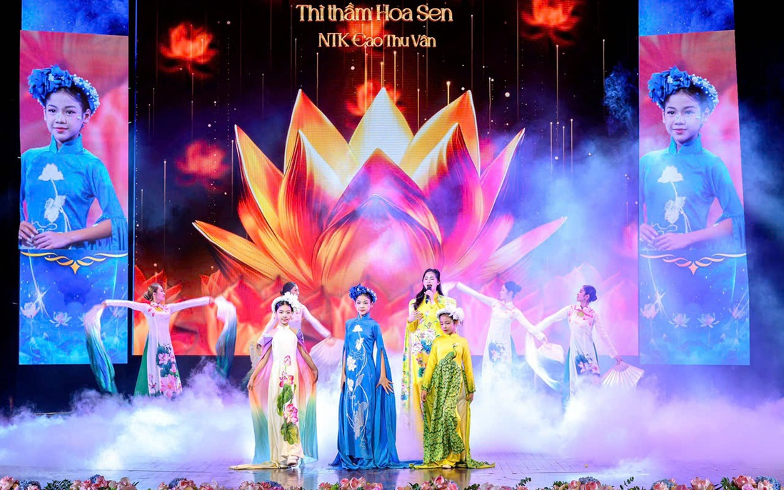 Ấn tượng áo dài "Thì thầm hoa sen"
