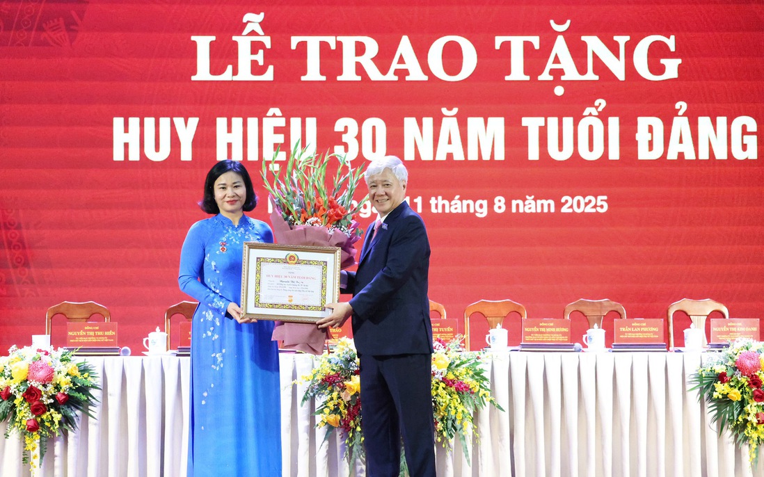 Trao Huy hiệu 30 năm tuổi Đảng cho Chủ tịch Hội LHPN Việt Nam Nguyễn Thị Tuyến