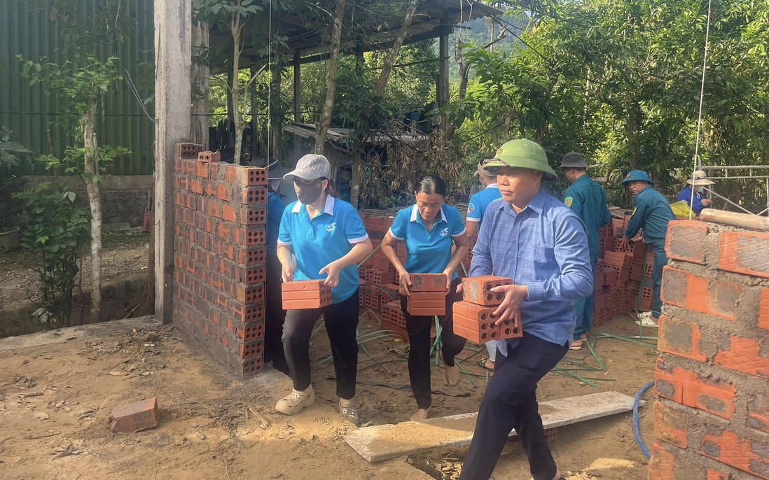 Phụ nữ Minh Hóa chung tay xóa nhà tạm cho hộ nghèo