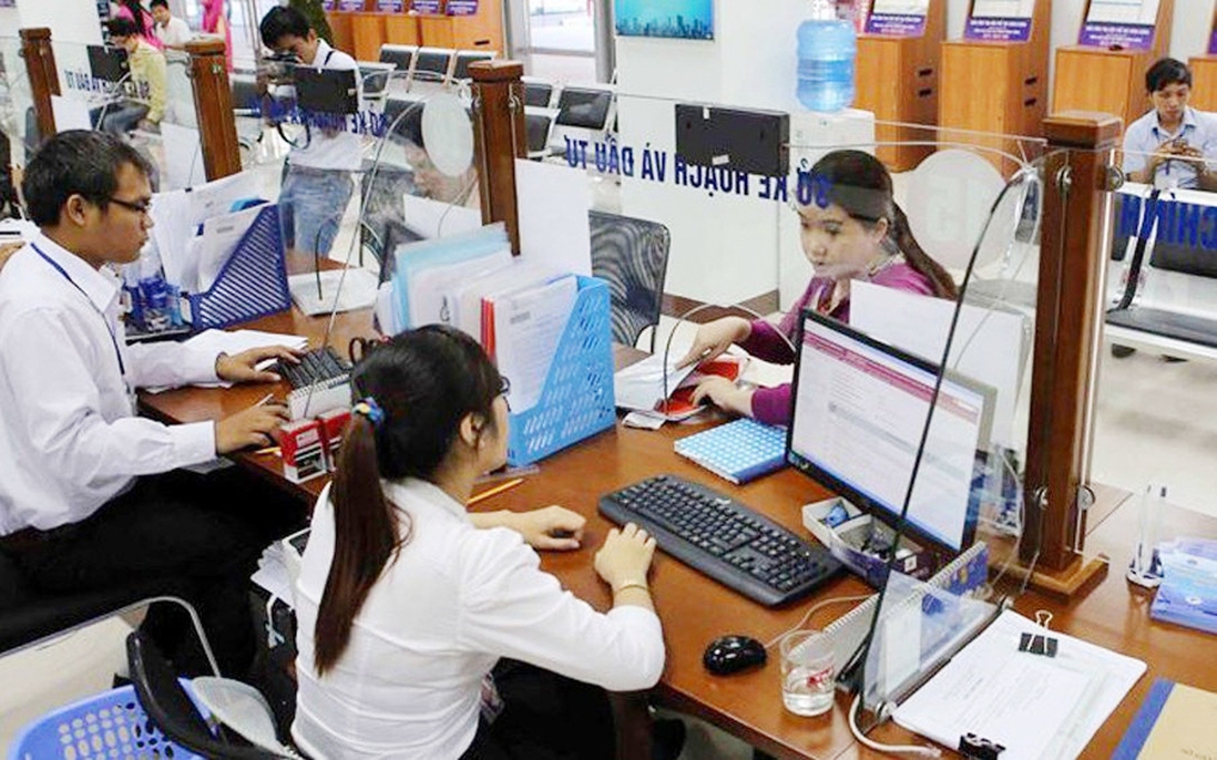 Chính phủ chỉ đạo sắp xếp, bố trí lại đội ngũ cán bộ, công chức; kiện toàn lãnh đạo cấp xã