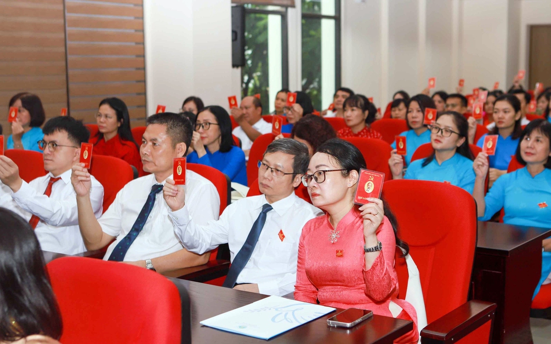 Ban Bí thư yêu cầu tiến hành đổi thẻ đảng viên trong toàn Đảng