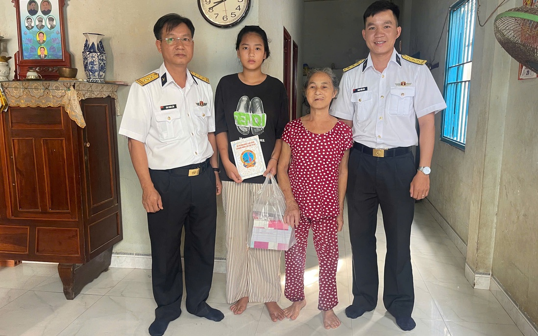 Lữ đoàn 957 động viên con đỡ đầu tự tin bước vào năm học mới