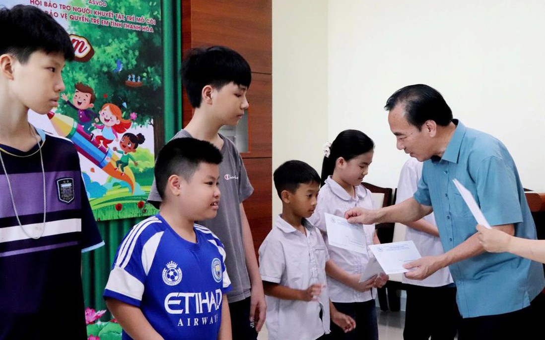Thanh Hóa: 100 trẻ khuyết tật, mồ côi được tặng quà trước thềm năm học mới