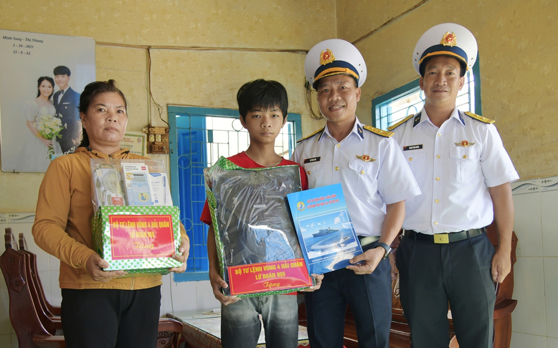 Lữ đoàn 955 giúp trẻ mồ côi viết tiếp giấc mơ đến trường