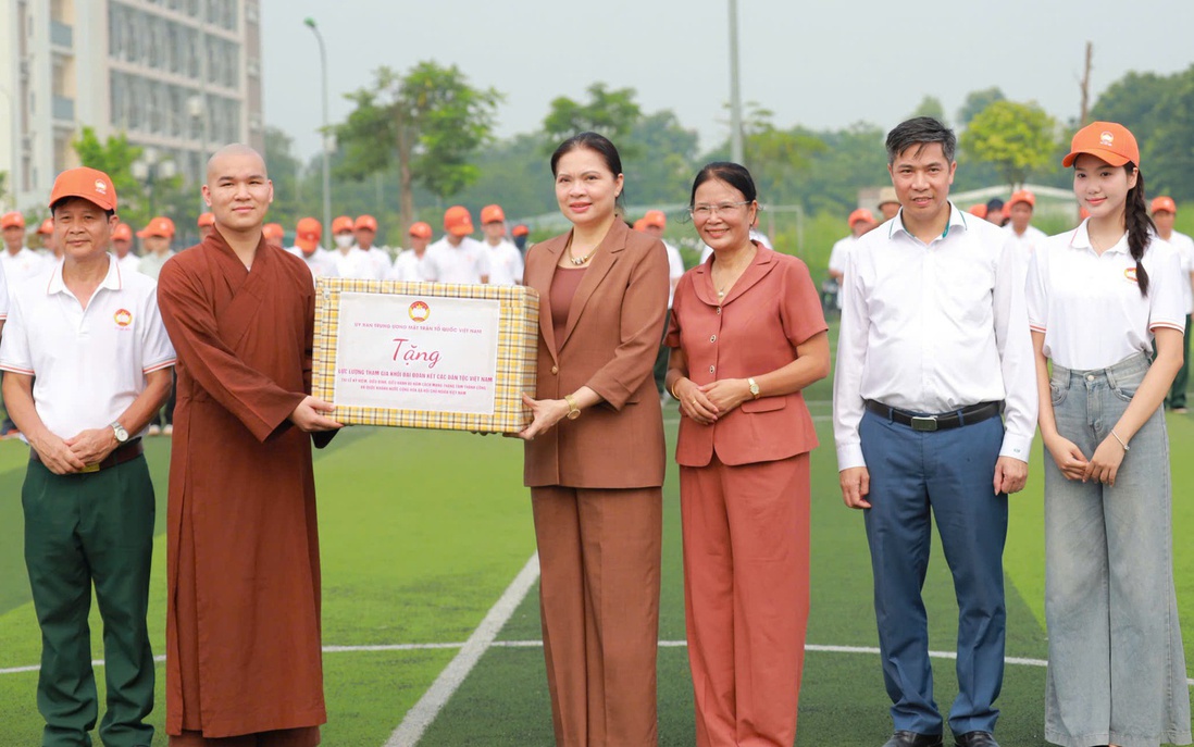 Phó Chủ tịch UBTƯ MTTQ Việt Nam Hà Thị Nga động viên Khối đại đoàn kết toàn dân tộc tham gia diễu hành A80