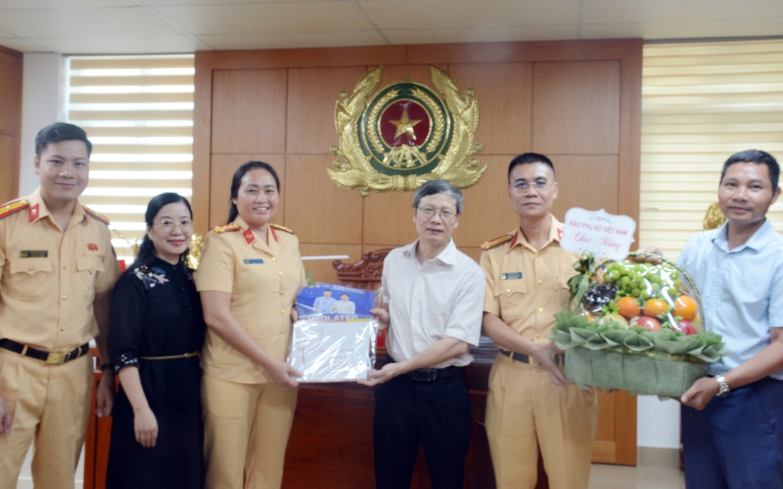 Báo Phụ nữ Việt Nam chúc mừng Cục Cảnh sát Giao thông và Cục An ninh Chính trị nội bộ A03 