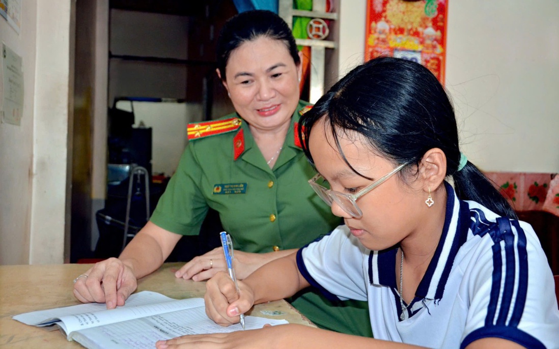 Phụ nữ Công an "Đất Sen hồng" lan tỏa tình "Mẹ đỡ đầu"