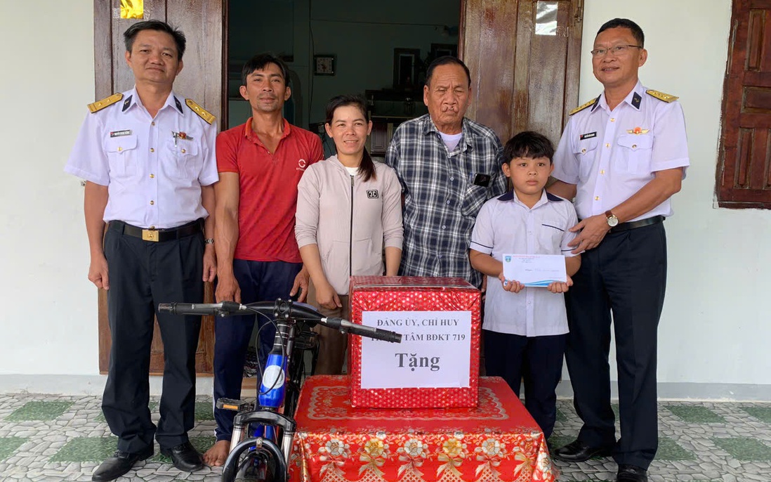 Trung tâm Bảo đảm Kỹ thuật 719, Vùng 4 Hải quân 
đỡ đầu con ngư dân tại tỉnh Khánh Hòa