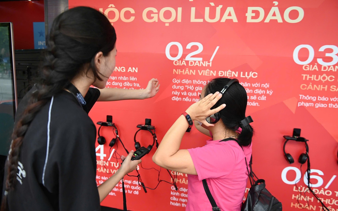 "Ngày hội bình yên": Phát miễn phí hàng nghìn tờ rơi cảnh báo lừa đảo công nghệ cao