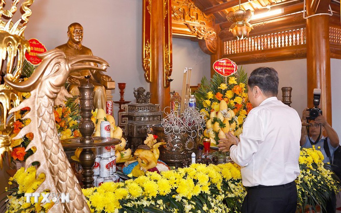 Chủ tịch Quốc hội tri ân các bậc tiền bối cách mạng tại Tuyên Quang