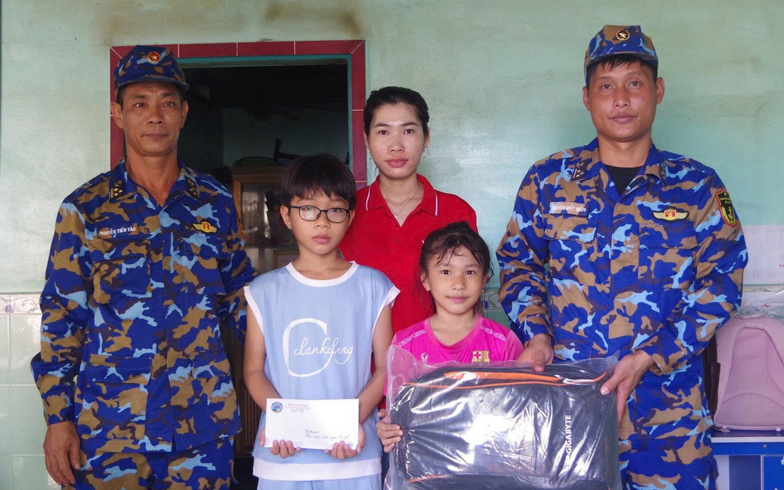 Trung đoàn 451: Nhiều hoạt động ý nghĩa cùng thầy cô giáo và con đỡ đầu đón năm học mới