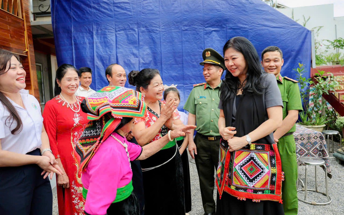 Phu nhân Ngô Phương Ly thăm gia đình liệt sĩ, thương binh tại Sơn La