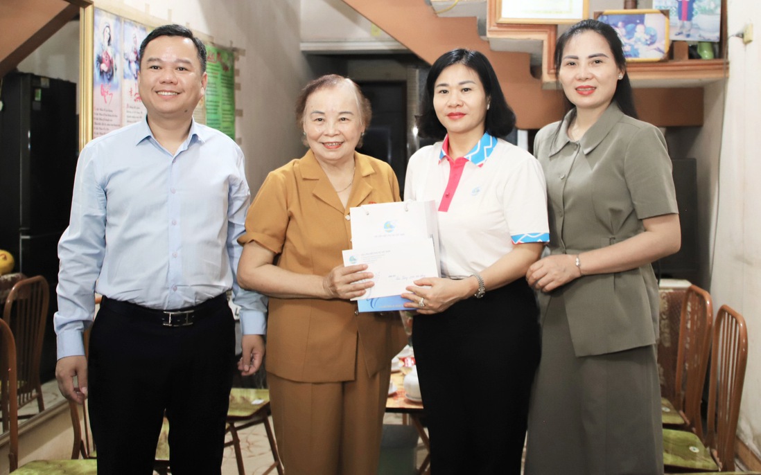 Chủ tịch Hội LHPN Việt Nam Nguyễn Thị Tuyến tri ân nữ Đảng viên và tặng quà học sinh có hoàn cảnh khó khăn