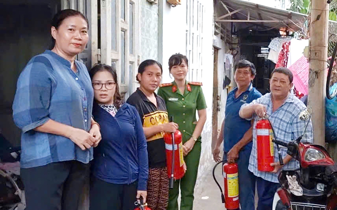 Nữ Cảnh sát khu vực "đi đò ngược dòng"