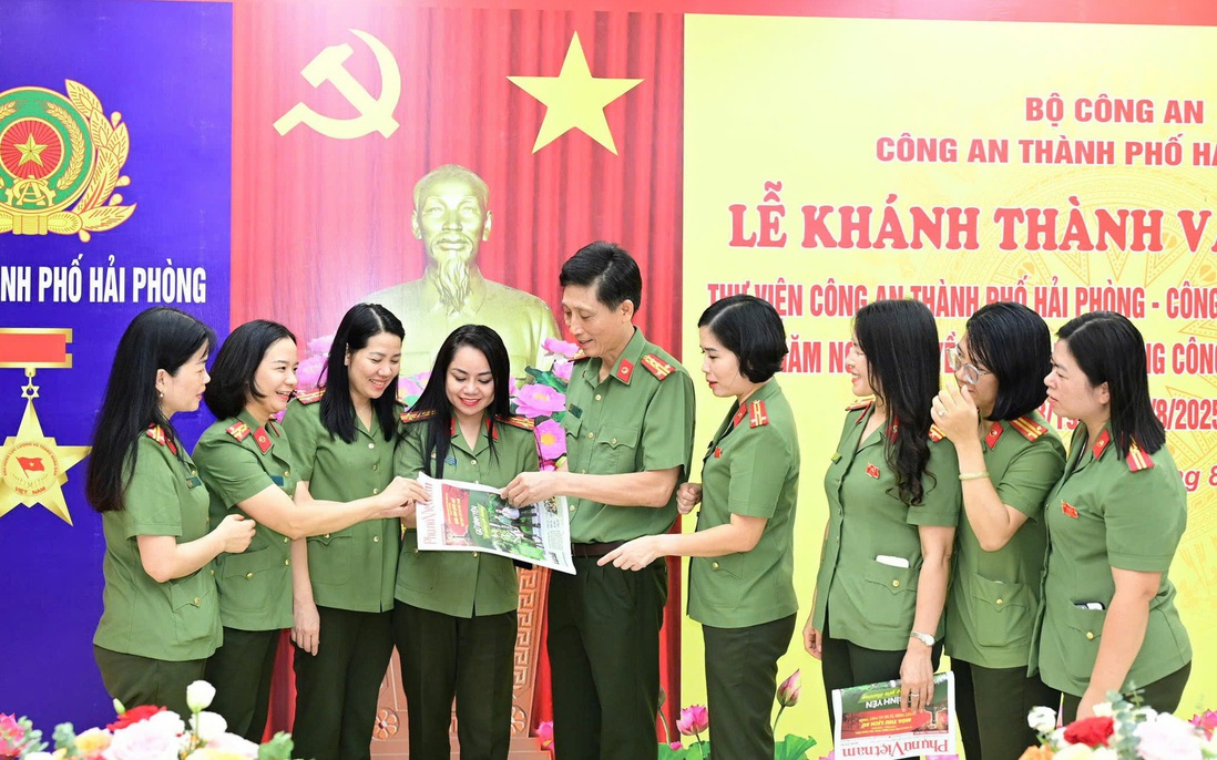 Phụ nữ Công an Hải Phòng giới thiệu, trao tặng số báo đặc biệt Phụ nữ Việt Nam 