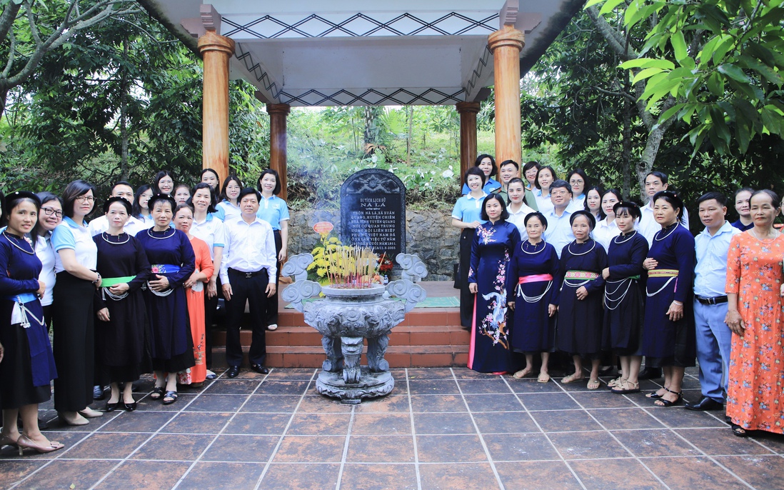 TƯ Hội LHPN Việt Nam về nguồn tại Tuyên Quang và tặng quà trẻ em có hoàn cảnh khó khăn