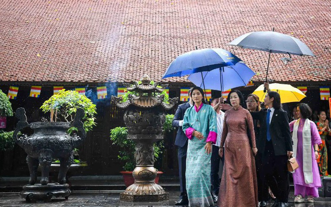Phu nhân Chủ tịch nước cùng Hoàng hậu Bhutan thăm chùa Trấn Quốc