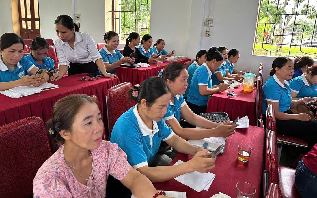 Trao "chìa khóa" chuyển đổi số cho cán bộ Hội LHPN xã Mường Ham