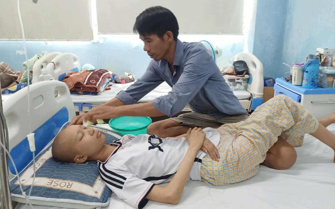 Người cha cầu mong sự giúp đỡ, níu kéo sự sống cho con gái mang trọng bệnh