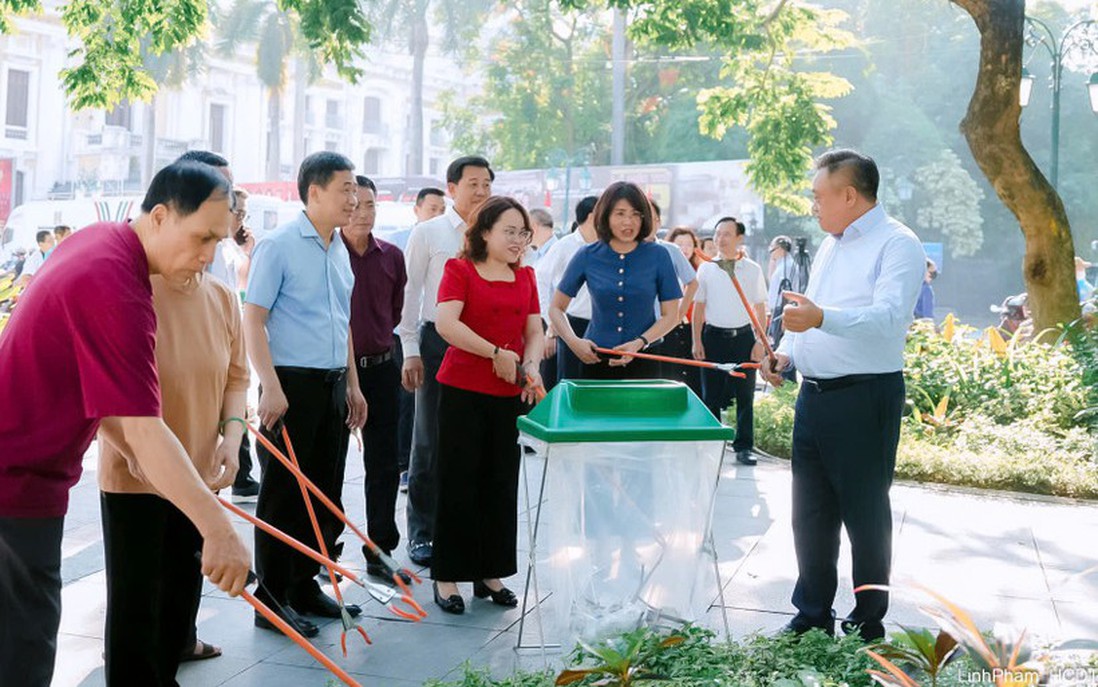 Chủ tịch thành phố Hà Nội: Mỗi người dân Thủ đô là một "chiến sĩ môi trường"