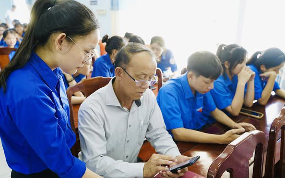 Tuổi trẻ TP Huế mang công nghệ "đi từng ngõ, gõ từng nhà" hỗ trợ người dân