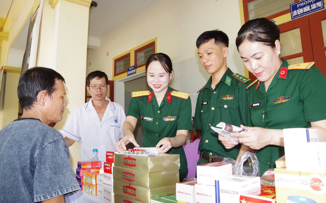 Khám bệnh, cấp thuốc miễn phí cho người dân xã Nhôn Mai
