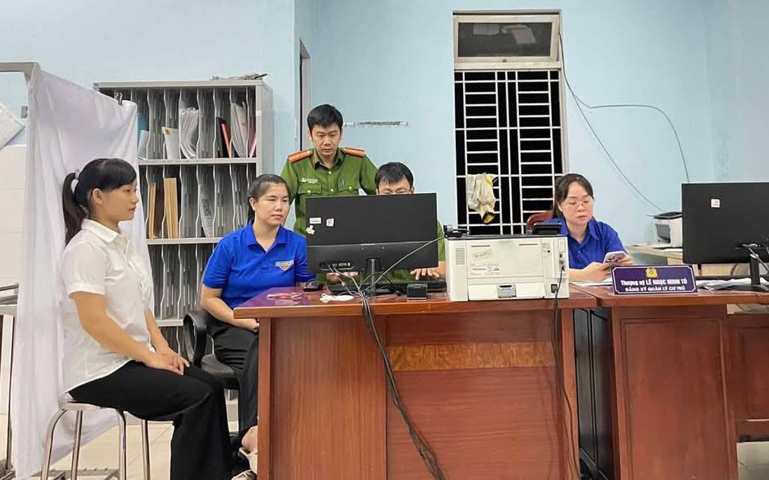 Khi đoàn viên trở thành "cầu nối" trong thủ tục cấp đổi thẻ đảng 