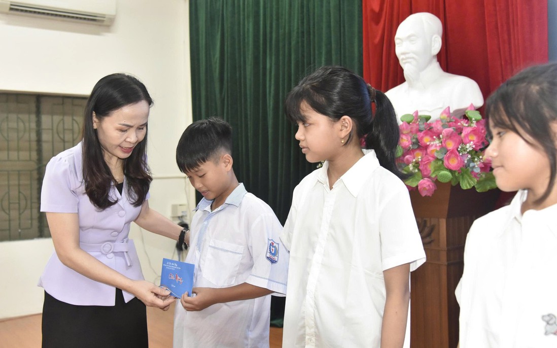 Hà Tĩnh: Trao học bổng và kinh phí đỡ đầu cho trẻ em có hoàn cảnh khó khăn