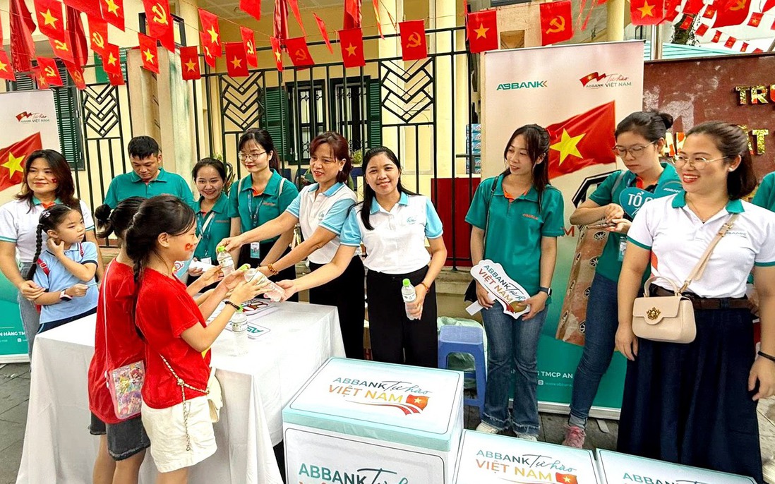Hà Nội: Cán bộ Hội phục vụ nước uống, phát áo mưa cho nhân dân xem tổng luyện diễu binh, diễu hành 2/9