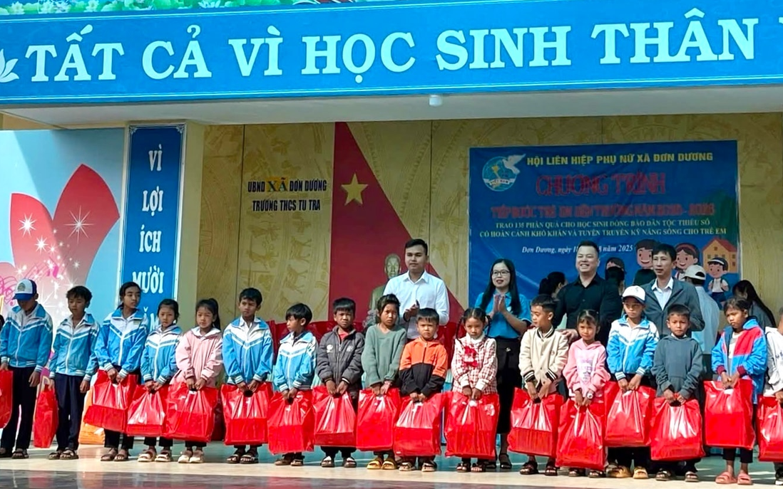 Lâm Đồng: Các cấp Hội trao tặng trên 1.200 phần quà "Tiếp bước đến trường" cho học sinh nghèo