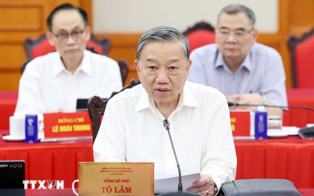 Bộ Chính trị cho ý kiến về công tác chuẩn bị Đại hội Đảng bộ thành phố Hà Nội và TP Hồ Chí Minh
