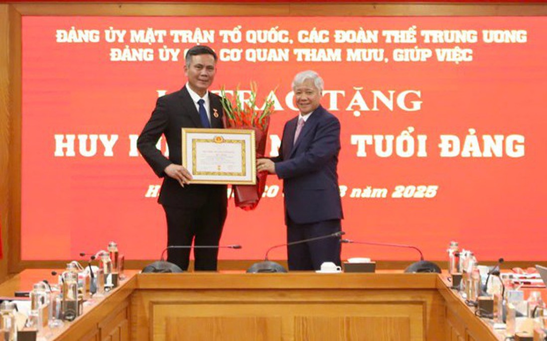 Trao Huy hiệu 30 năm tuổi Đảng cho Phó Bí thư Đảng ủy MTTQ, các đoàn thể Trung ương Trần Thắng