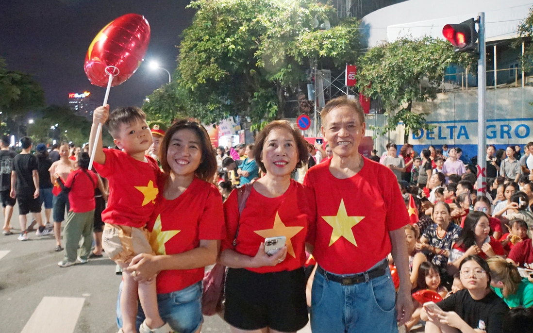 Đường phố Hà Nội rực đỏ cờ hoa chào đón đoàn diễu binh, diễu hành đi qua