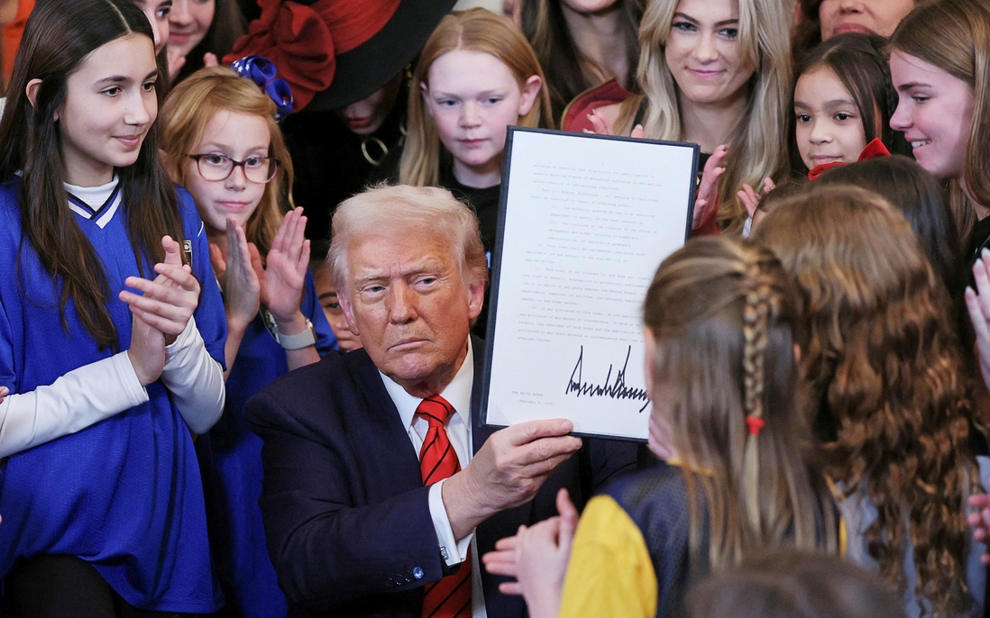 Chính quyền Trump cắt giảm tài trợ cho California vì chính sách chuyển giới