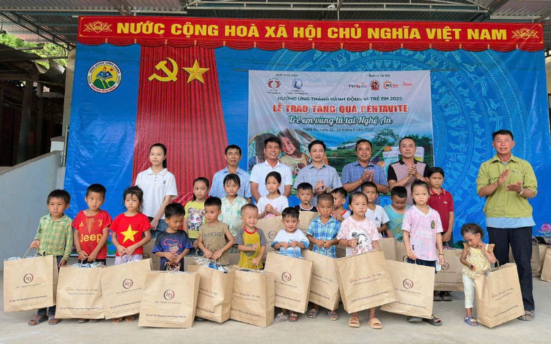 Hơn 1.200 suất quà tặng trẻ em vùng lũ trước thềm năm học mới