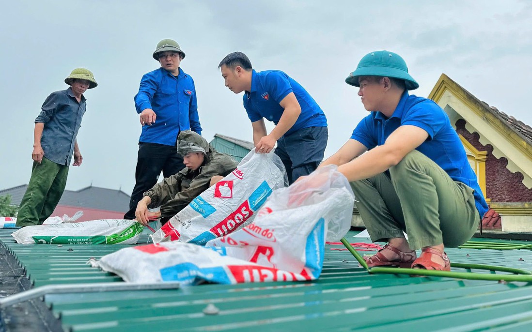Hà Tĩnh dồn toàn lực ứng phó bão số 5: Gia cố đê biển, sơ tán dân khỏi vùng nguy hiểm